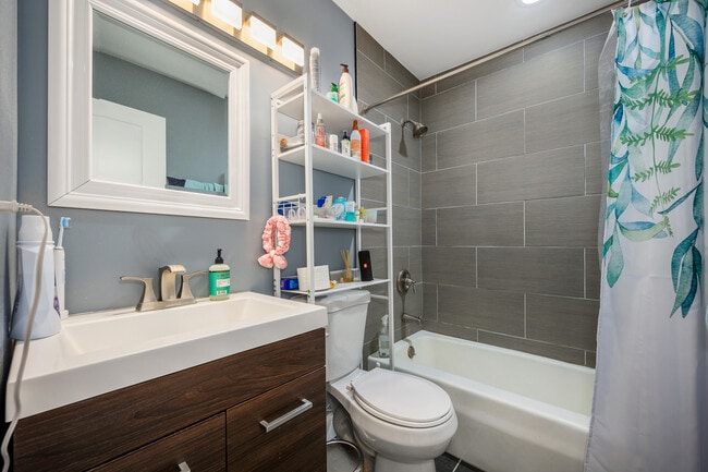 Building Photo - 515 W Wrightwood Ave