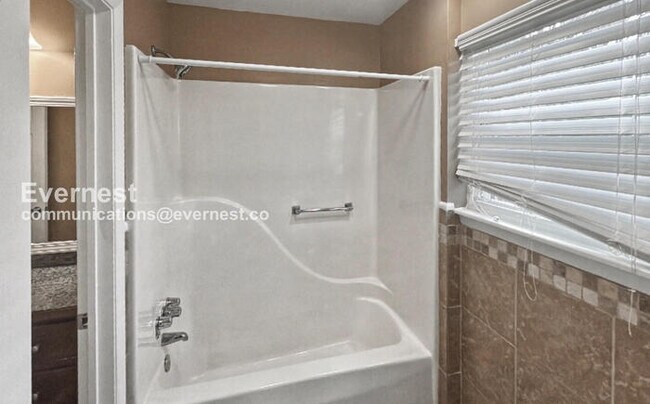 Building Photo - 3 Bed/2 Bath Home with Garage / Pet-Friendly / Vouchers Accepted / Available Now!