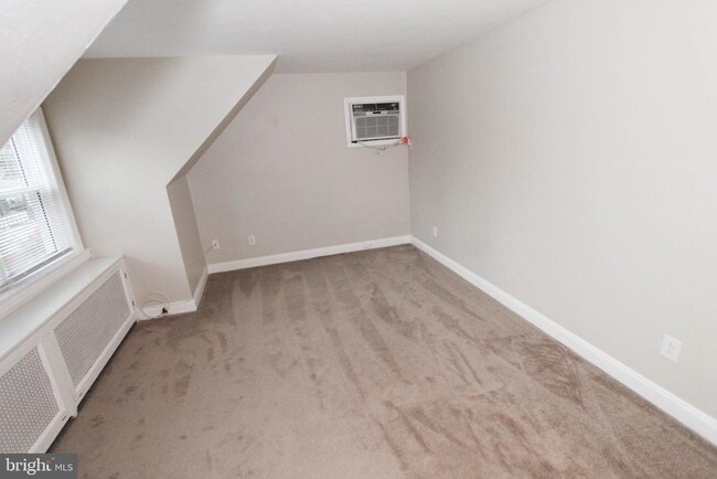 Building Photo - 319 W Cir