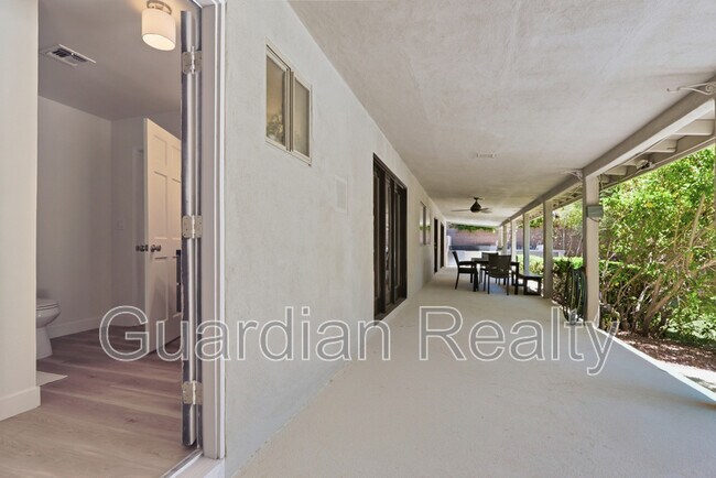 Building Photo - 3007 La Mesa Dr