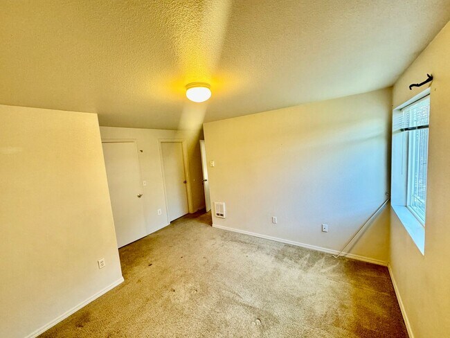 Building Photo - 516 NE Negus Loop