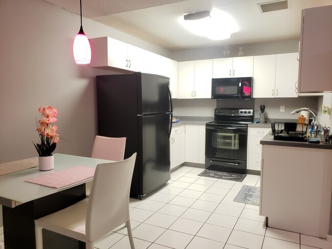 Building Photo - 1070 Awawamalu St