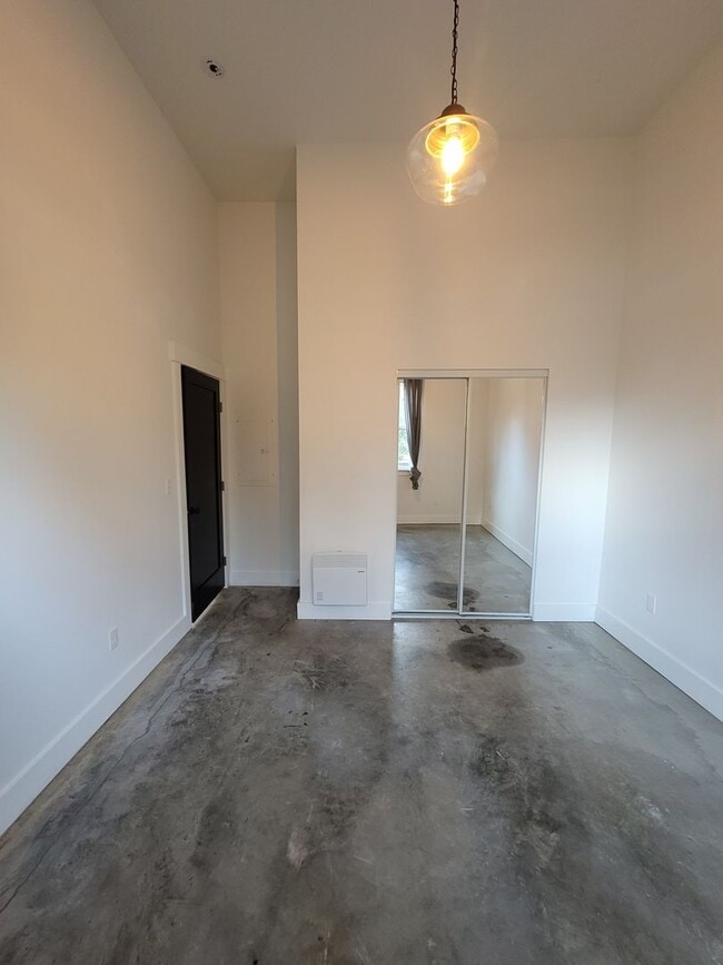 Building Photo - 7008 NE Rodney Ct