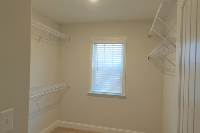 Building Photo - 124 Creekland Wy