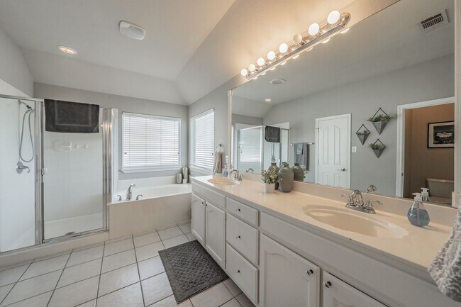 Building Photo - The Best in Texas: 3Bed/2Bath w/Spacious Ensuite