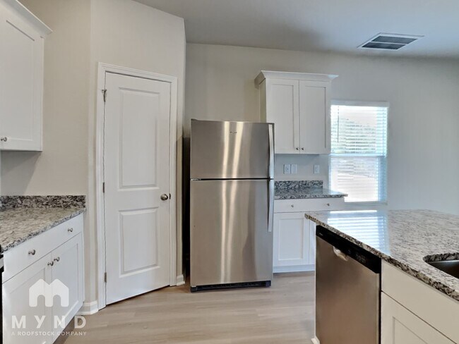 Building Photo - 14 New Villas St