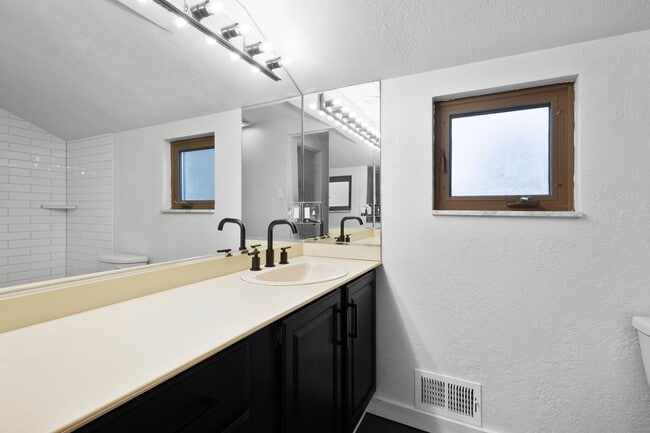 Building Photo - Ready for move in! Check out this RENOVATED 3 bedroom in BROOKLINE! UNBEATABLE LOCATION!