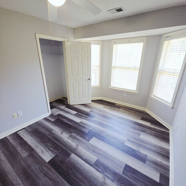 Building Photo - Spacious 3 BR / 2.5 BA in Birmingham!