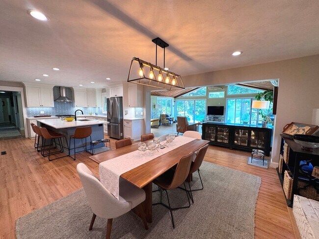 Building Photo - Lakefront Great Neck Home! 4/2.5 brick ranch in lovely Southern Point
