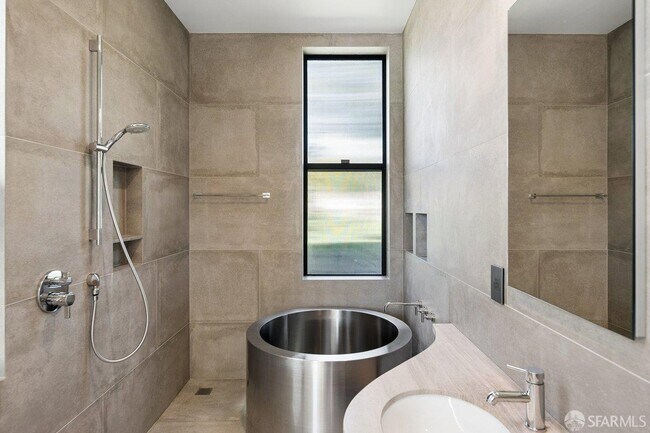 Building Photo - 1435 Lakeview Dr