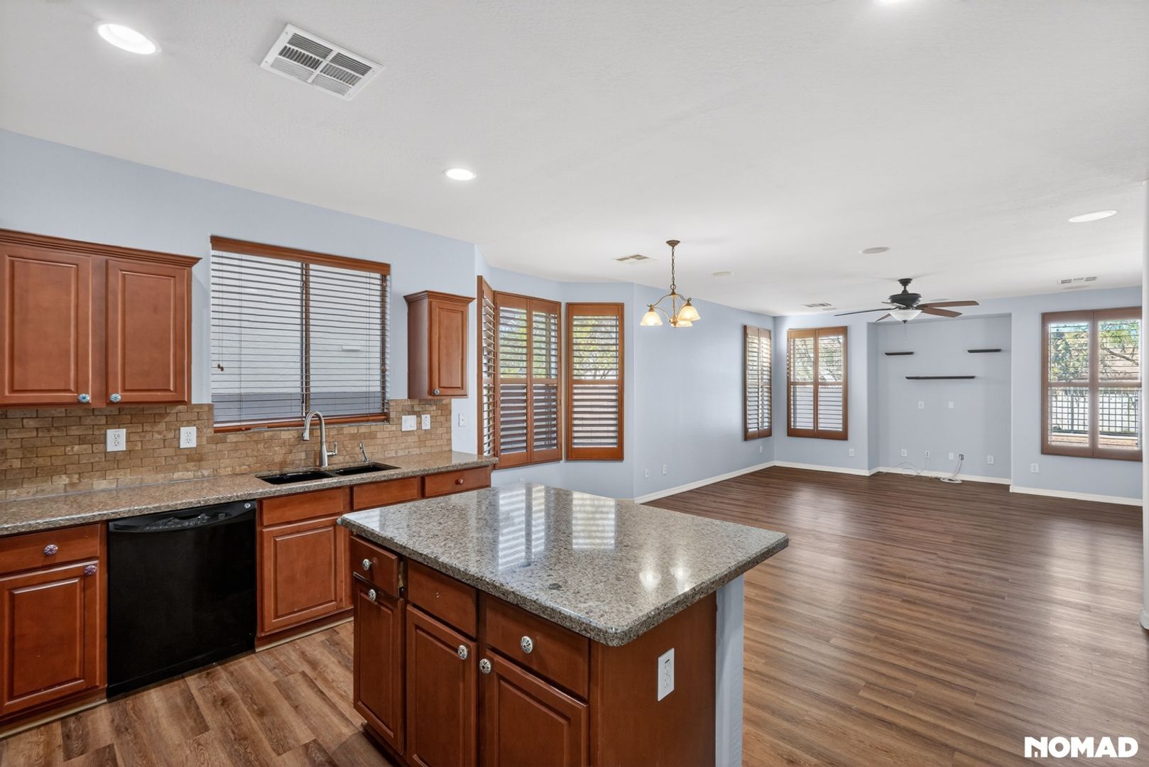 Building Photo - 2140 W Desert Ln