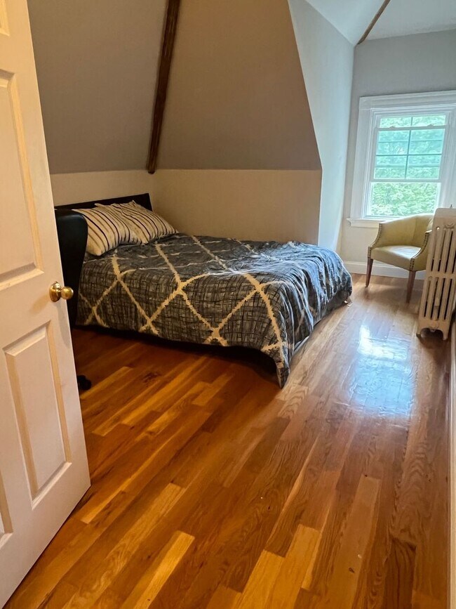 Building Photo - FG Rooms and Short Term Rentals