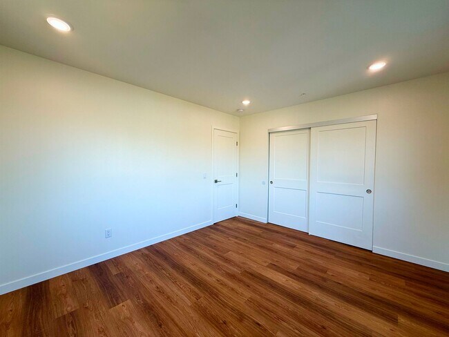 Building Photo - Welcome to Your Cozy and Modern Upstairs A...