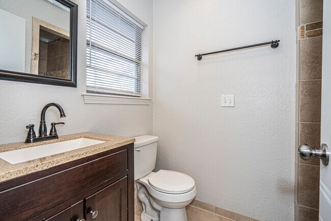 Building Photo - Great  3 Bed 2 Bath in Yukon!