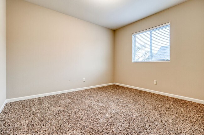 Building Photo - Spacious 4br/2.5ba house with garage in well maintained neighborhood