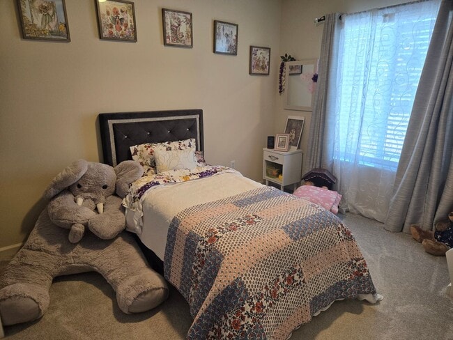 Building Photo - Recently constructed McKinleyville home fe...