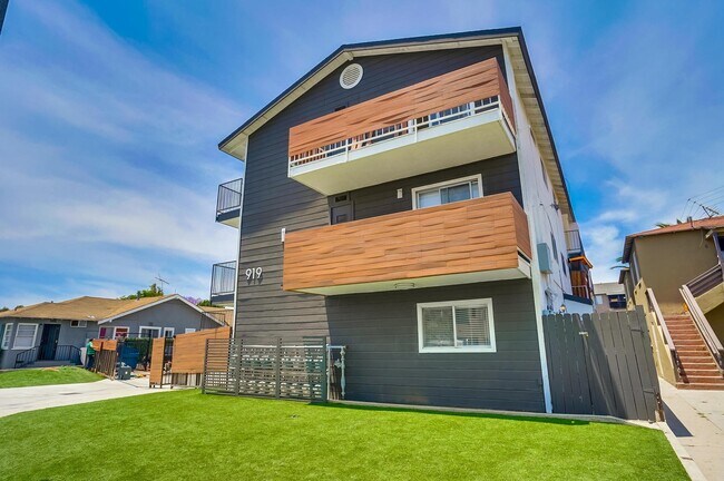 Building Photo - Spacious -2bd/1ba -$2,050.00 - LBC - Parki...