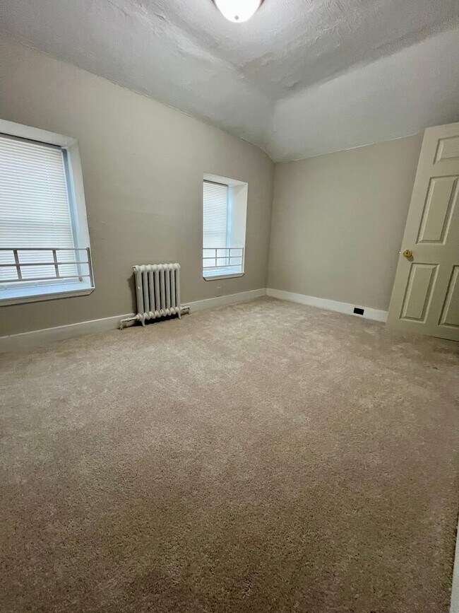 Building Photo - 3-Bedroom + Bonus Room | 1-Bath End-of-Row Townhome in Norristown – Available Now!