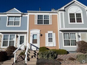 Building Photo - 2 BEDROOM TOWNHOME IN A PRIME LOCATION!!
