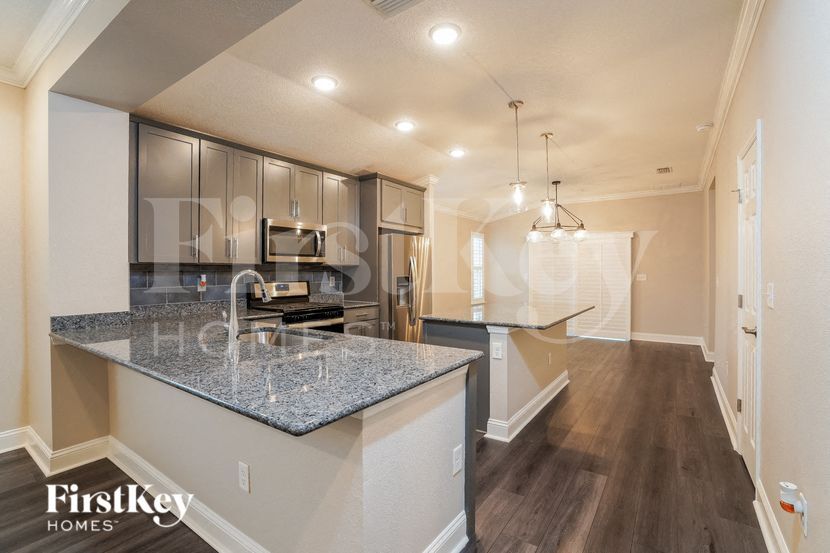 Building Photo - 725 Chandler Dr