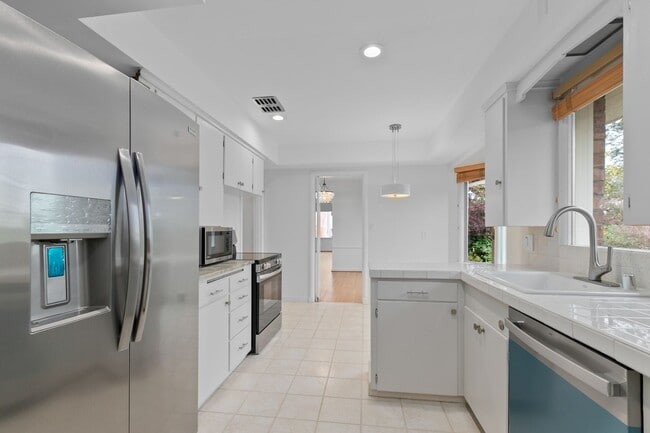 Building Photo - 4bd/2ba Seattle Home