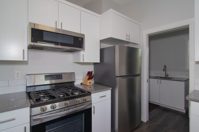 Building Photo - 3 Bed 2 Bath fully updated home adjacent to park & shopping