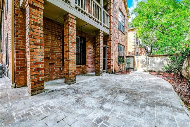 Building Photo - 2255 Braeswood Park Dr