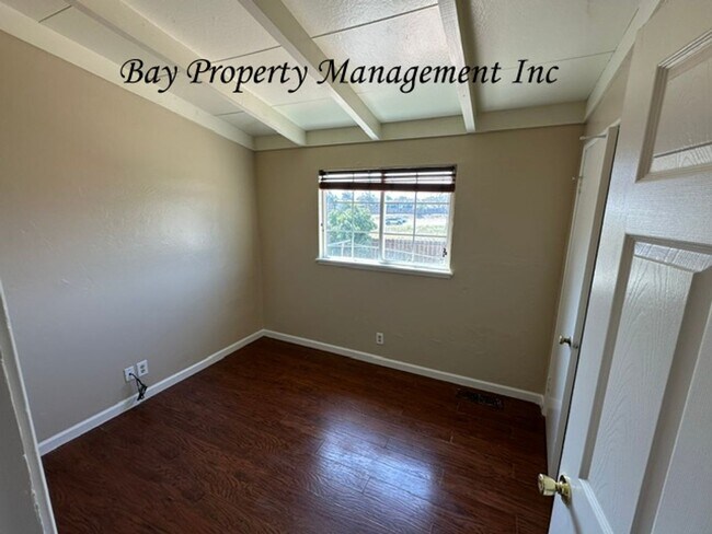 Building Photo - Lovely 3 bedroom 2 bath home with pets considered!