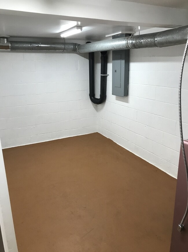 Building Photo - Log Home for Rent in North Pole!