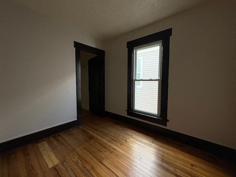 Building Photo - 687 E Columbus St