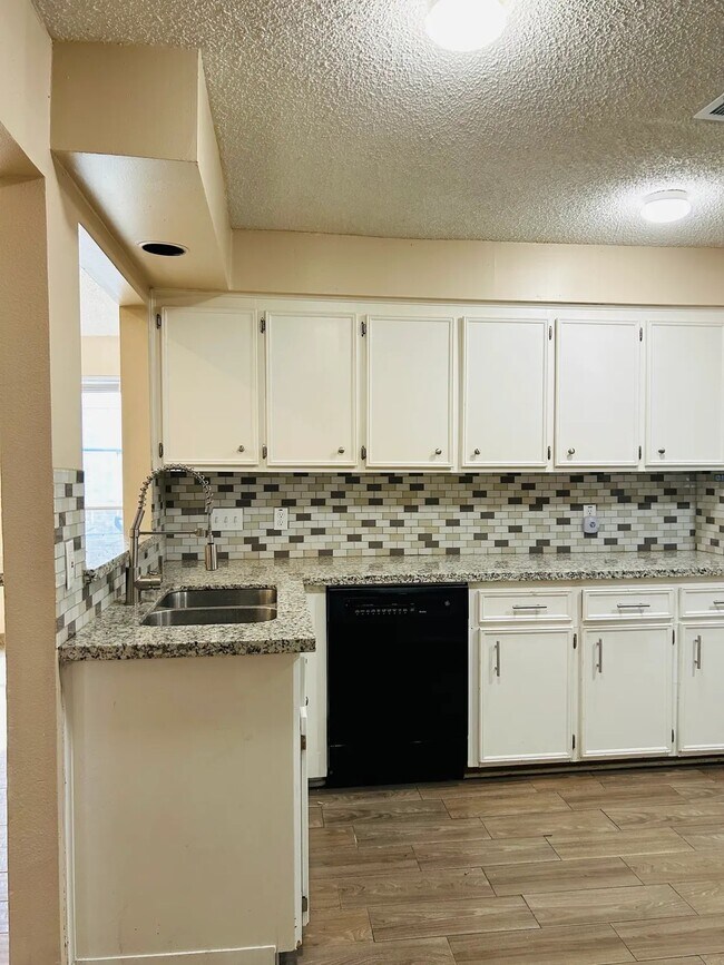 Building Photo - 11350 Oakcenter Dr