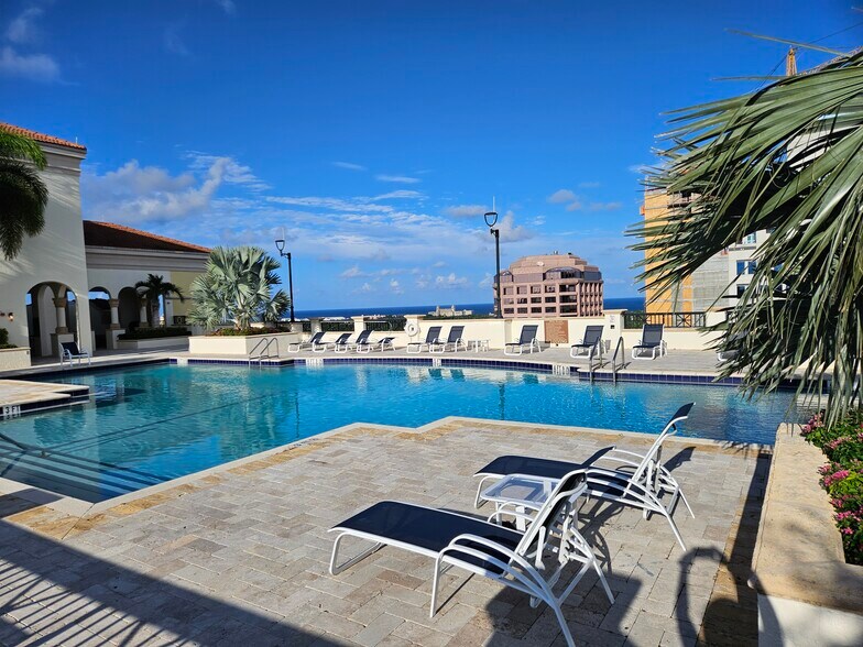 Heated swimming rooftop pool - 801 S Olive Ave