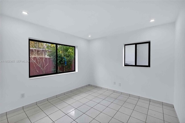 Building Photo - 524 NE 160th Terrace