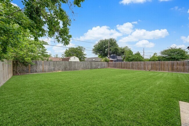 Building Photo - 2205 Kingsdale Dr