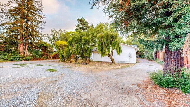 Building Photo - Bright & Clean Single Level FIVE bedroom i...