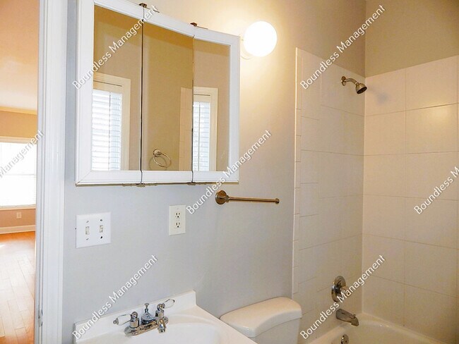 Building Photo - 2873 Cheney St