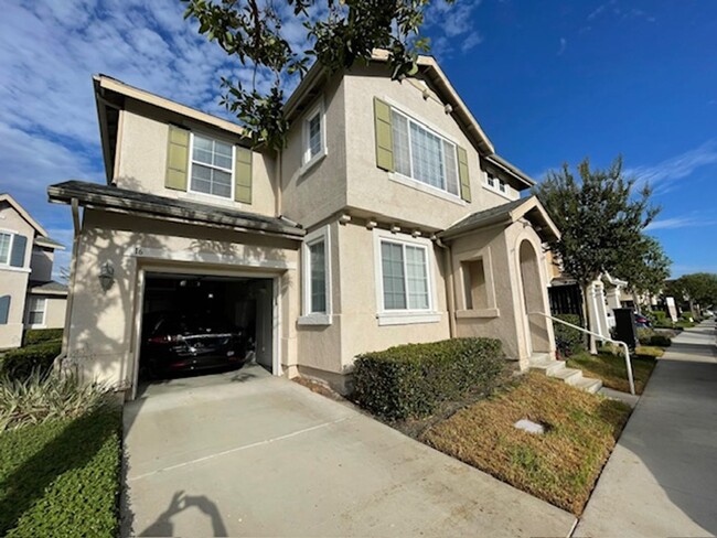 Building Photo - Beautiful 4 bedroom home in heart of Aliso...