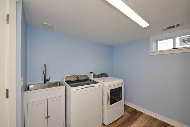 Building Photo - 8544 W Roseview Dr