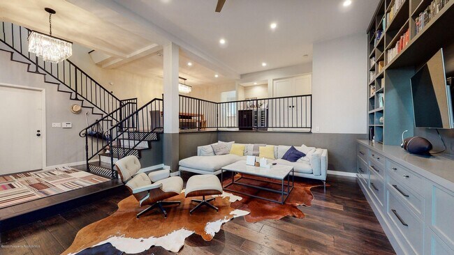 Building Photo - 360 S Orange Grove Blvd