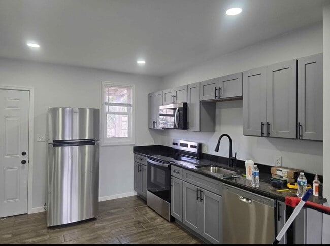 Building Photo - 515 Monges St