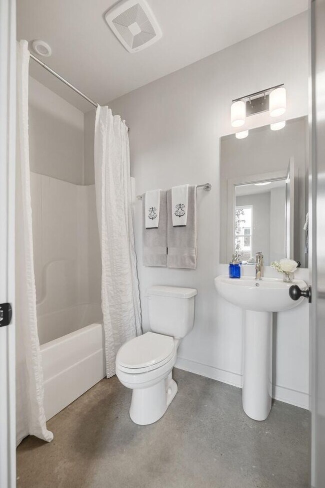 Building Photo - BEAUTIFUL 3 BED 3.5 BATH TOWNHOME