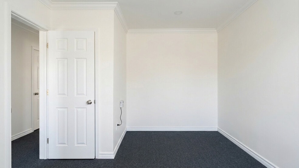 Building Photo - 5807 Hobart St