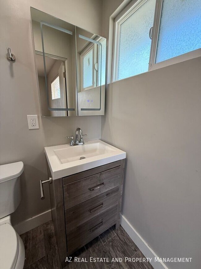 Building Photo - 1725 S Farmer Ave