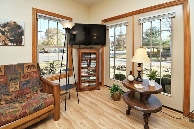 Building Photo - 2 Blocks from MERCY HOSPITAL! FULLY FURNIS...