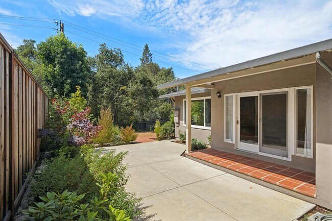 Building Photo - 309 Walsh Rd