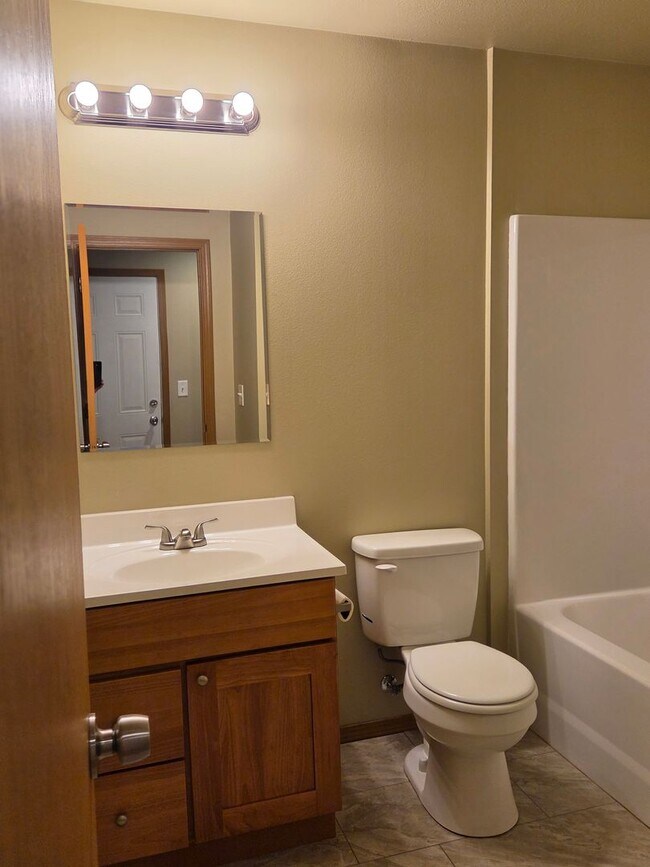 Building Photo - Tschirley  CT Duplex
