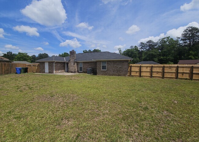 Building Photo - 5727 Lexington Dr