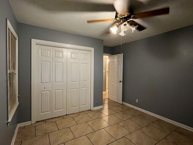 Building Photo - 2 bedroom 1 Bath Central City