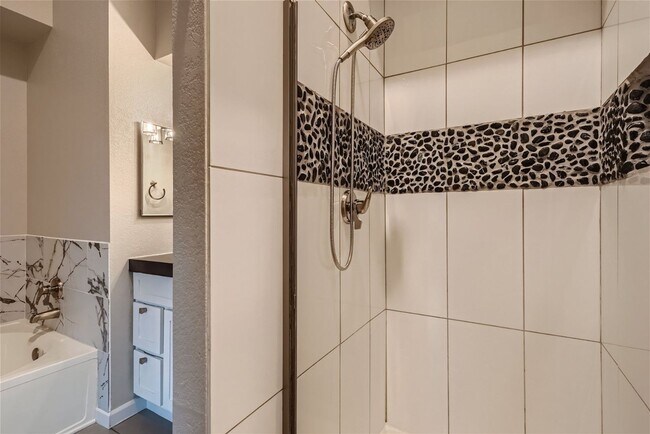 Building Photo - Desirable DTC Condo