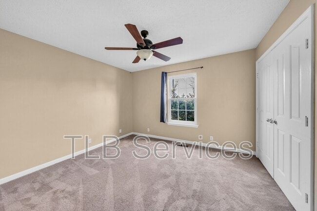 Building Photo - 211 Fall Creek Dr